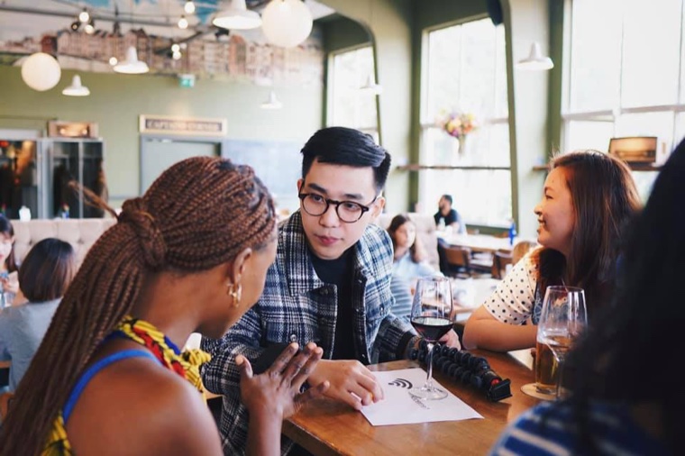 Nam Anh trò chuyện tại quán cà phê
